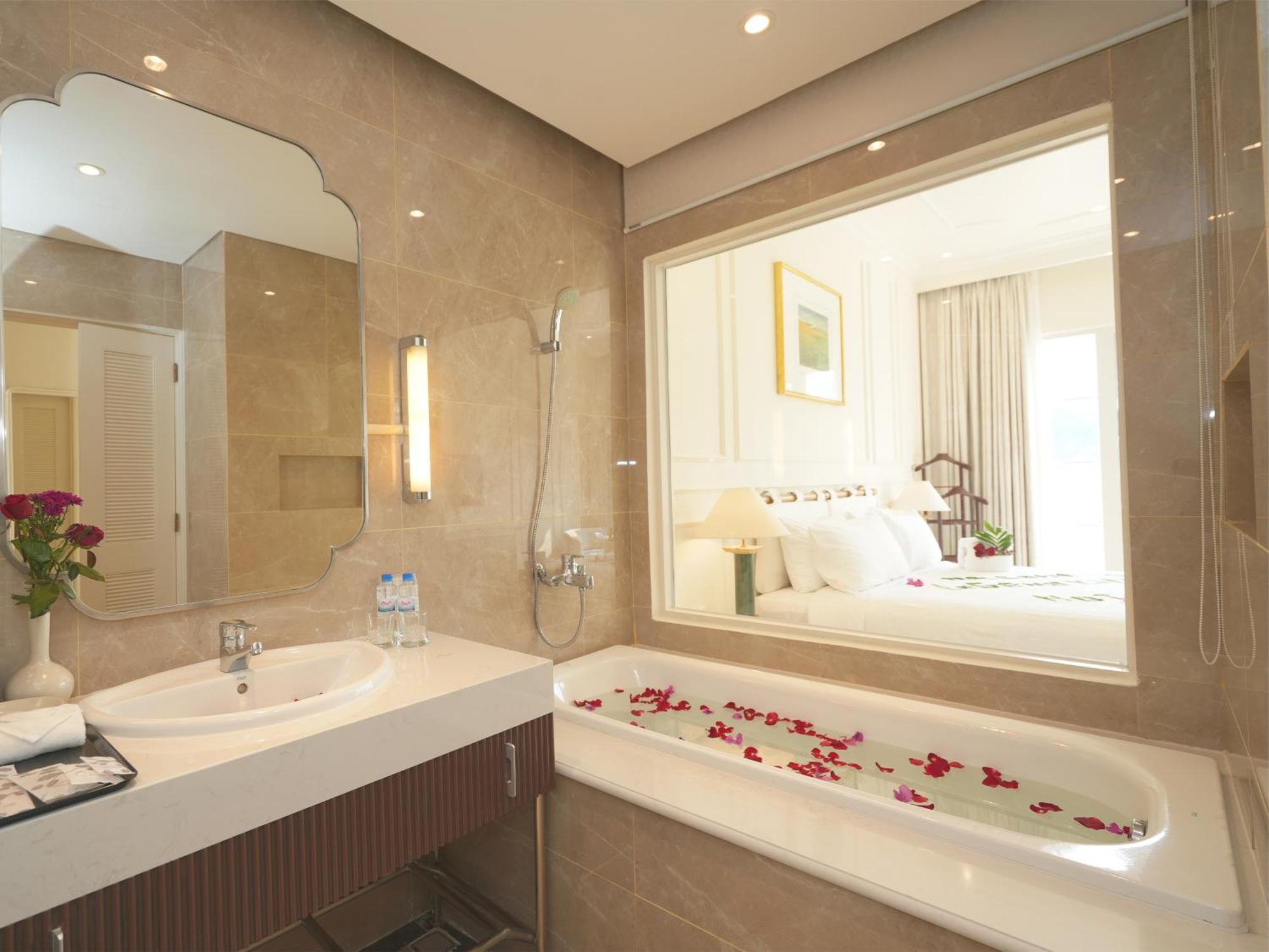 Legend Valley Hotel Ha Nam Phu Ly Exterior photo